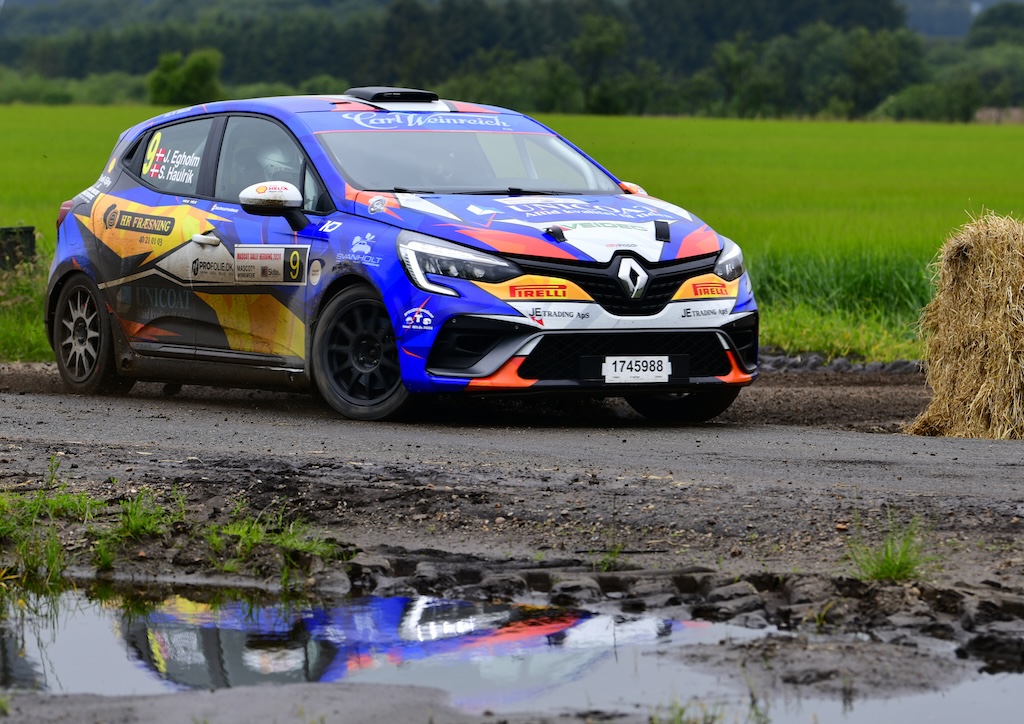 Efter skiftet til RC5-klassen er det bare gået fremad for Jacob Egholm og Sarah Haulrik i deres Renault Clio. De fører an i både RC5- og U28-klassen og er tillige på en samlet sjetteplads i Dansk Super Rally.
(Foto: Morten Dam)